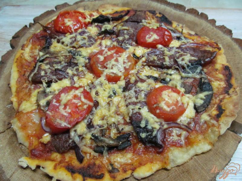 Фото приготовление рецепта: Пицца с колбасой и замороженными помидорами шаг №6