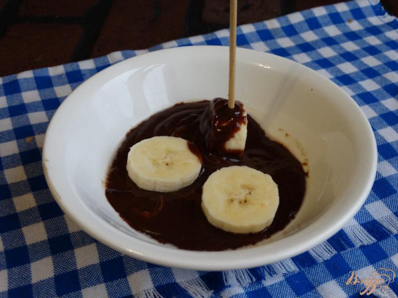 Фото приготовление рецепта: Домашние конфеты Банан в шоколаде шаг №4