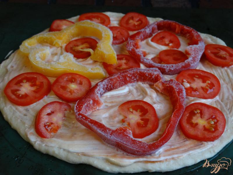 Фото приготовление рецепта: Пицца с курицей, перцем и кукурузой шаг №4