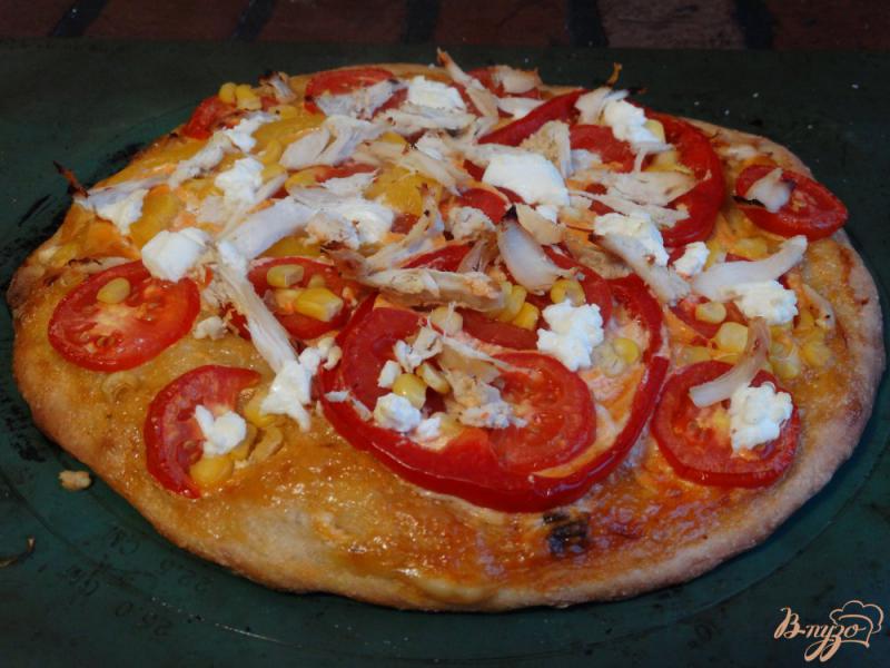 Фото приготовление рецепта: Пицца с курицей, перцем и кукурузой шаг №8