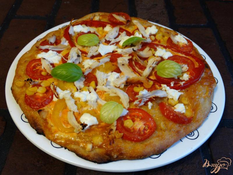 Фото приготовление рецепта: Пицца с курицей, перцем и кукурузой шаг №9