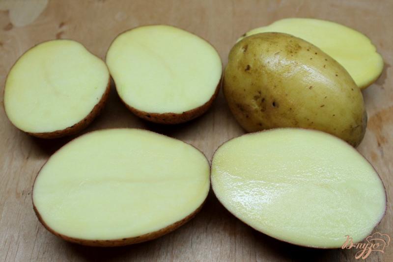 Фото приготовление рецепта: Картофель запеченый с шафраном и сыром шаг №1