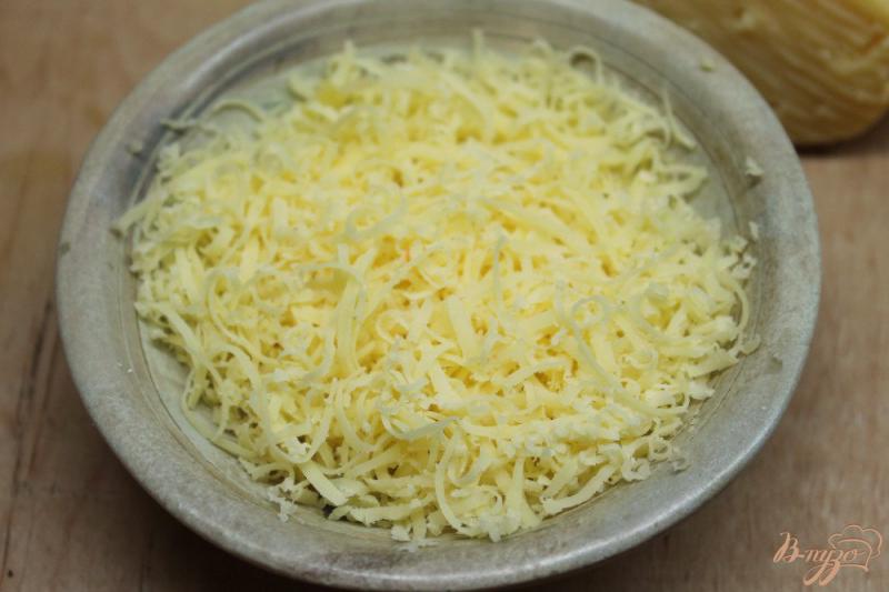 Фото приготовление рецепта: Картофель запеченый с шафраном и сыром шаг №4