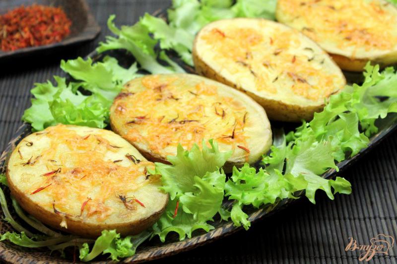 Фото приготовление рецепта: Картофель запеченый с шафраном и сыром шаг №5