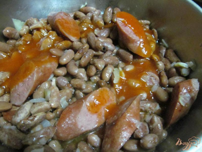 Фото приготовление рецепта: Сосиски с фасолью под кетчупом шаг №3