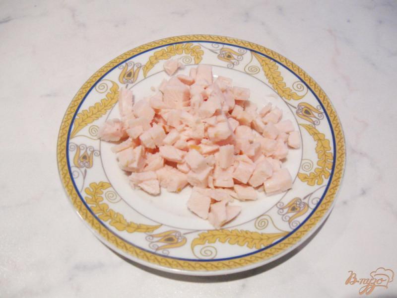 Фото приготовление рецепта: Лёгкий салат с курицей, огурцом, помидорами и яйцом. шаг №1