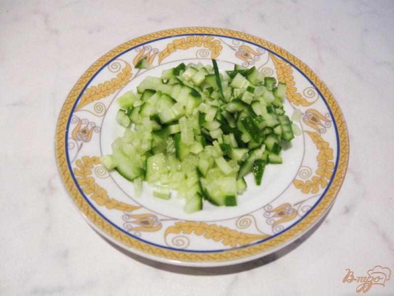 Фото приготовление рецепта: Лёгкий салат с курицей, огурцом, помидорами и яйцом. шаг №2