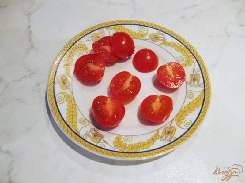 Фото приготовление рецепта: Лёгкий салат с курицей, огурцом, помидорами и яйцом. шаг №4