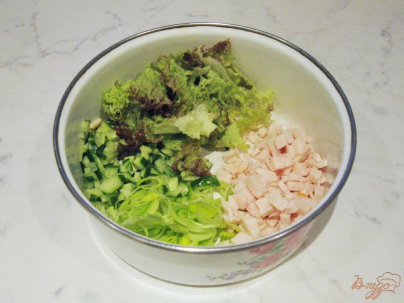 Фото приготовление рецепта: Лёгкий салат с курицей, огурцом, помидорами и яйцом. шаг №6