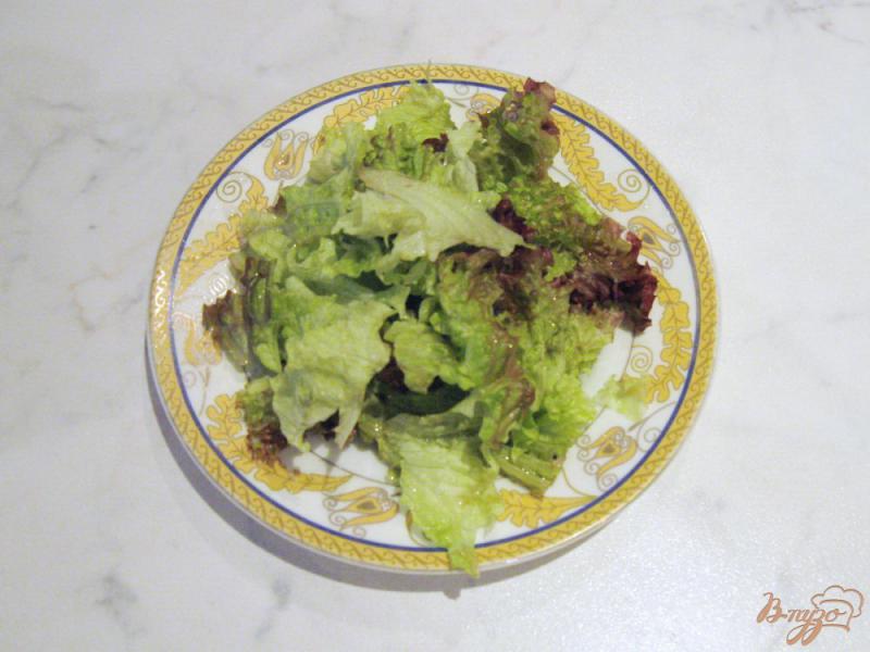 Фото приготовление рецепта: Лёгкий салат с курицей, огурцом, помидорами и яйцом. шаг №5