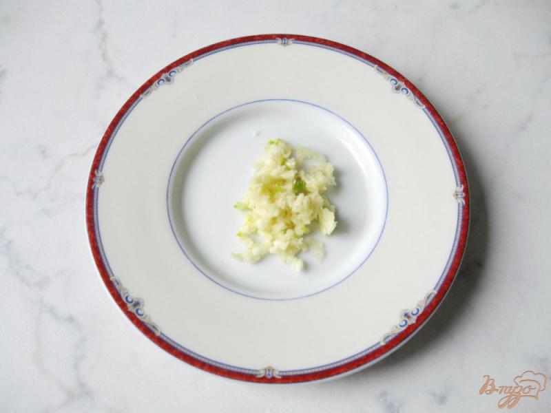 Фото приготовление рецепта: Салат из свеклы с чесноком. шаг №6