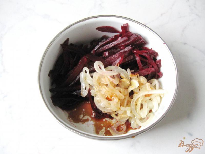 Фото приготовление рецепта: Салат из свеклы с чесноком. шаг №7