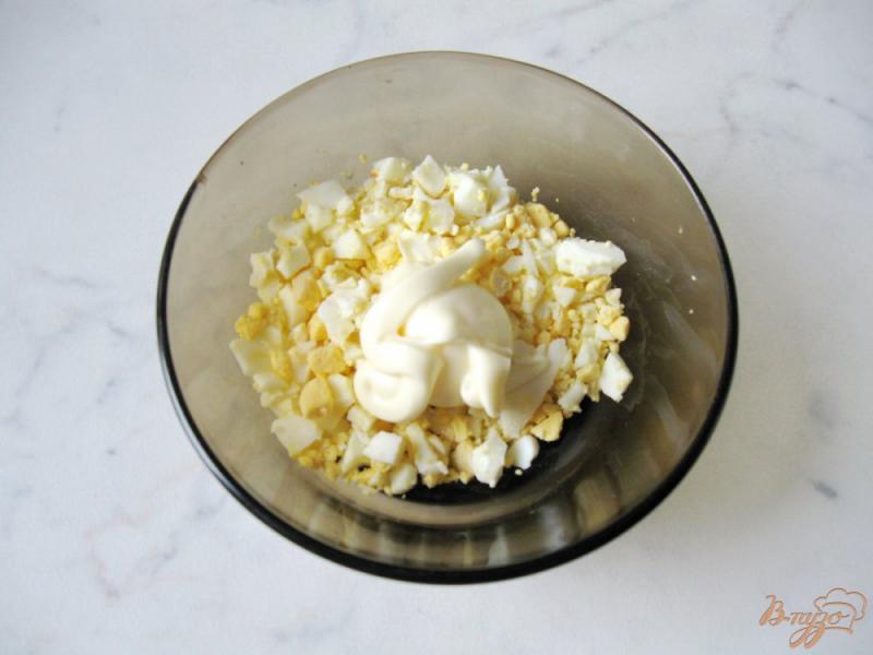 Фото приготовление рецепта: Пикантная закуска из свеклы яйца и сельди. шаг №4