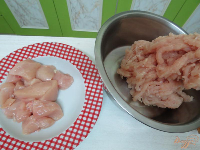 Фото приготовление рецепта: Пельмени с куриной грудкой и свининой шаг №3