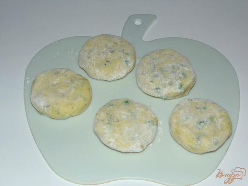 Фото приготовление рецепта: Картофельные котлеты с зеленым горошком и укропом шаг №3