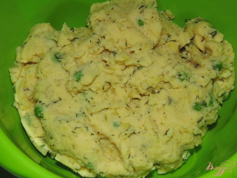 Фото приготовление рецепта: Картофельные котлеты с зеленым горошком и укропом шаг №2