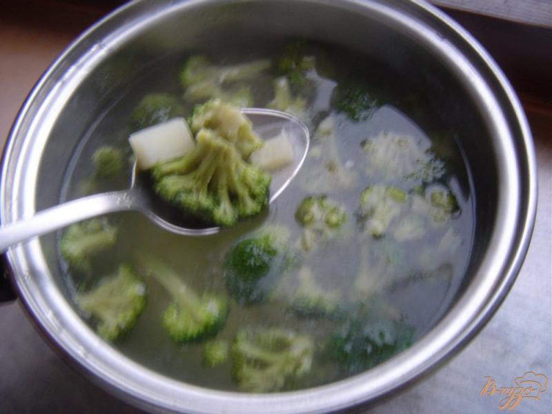 Фото приготовление рецепта: Суп с брокколи и кукурузой шаг №3