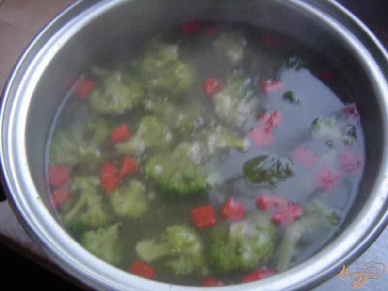 Фото приготовление рецепта: Суп с брокколи и кукурузой шаг №4