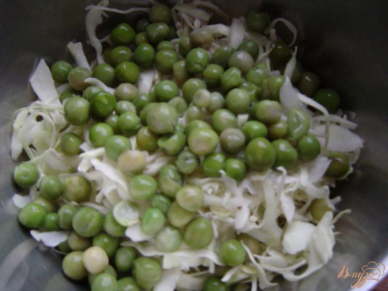 Фото приготовление рецепта: Салат из капусты с зеленым горошком и луком шаг №2