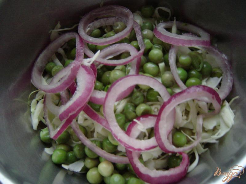 Фото приготовление рецепта: Салат из капусты с зеленым горошком и луком шаг №3