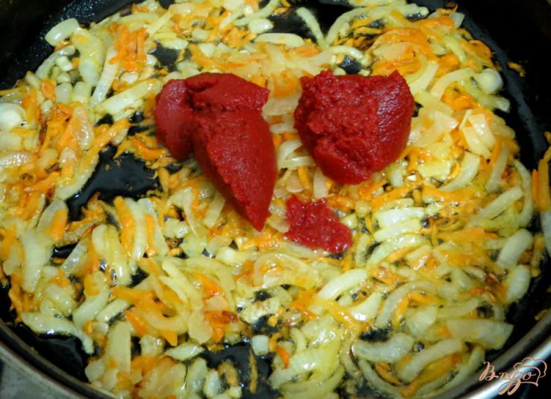 Фото приготовление рецепта: Фасоль с копчёностями в томатном соусе шаг №5