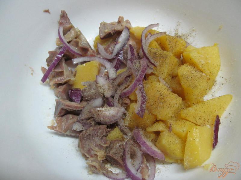 Фото приготовление рецепта: Картофельный салат с куриными желудками шаг №2