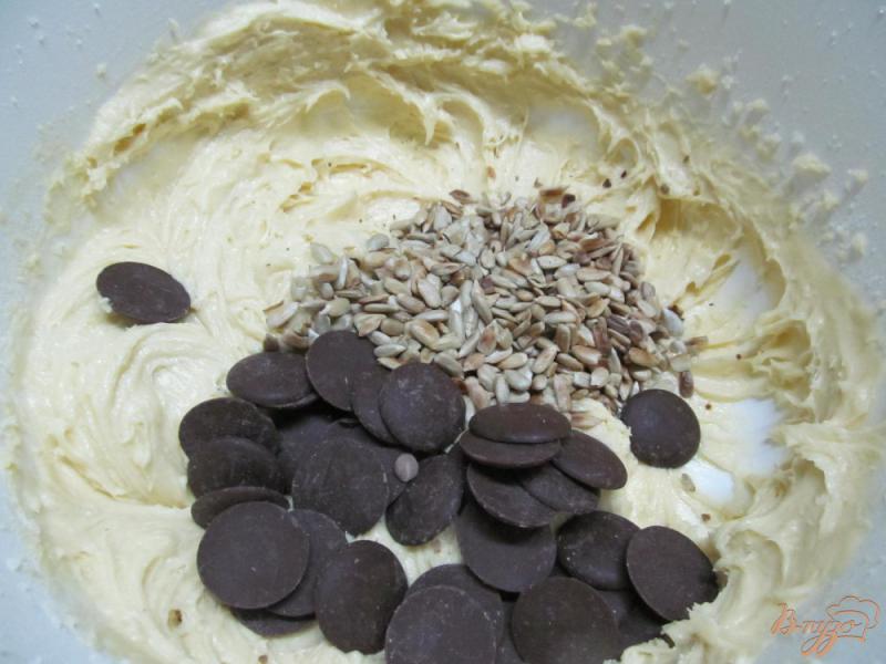 Фото приготовление рецепта: Кексы с шоколадом и семечками шаг №4