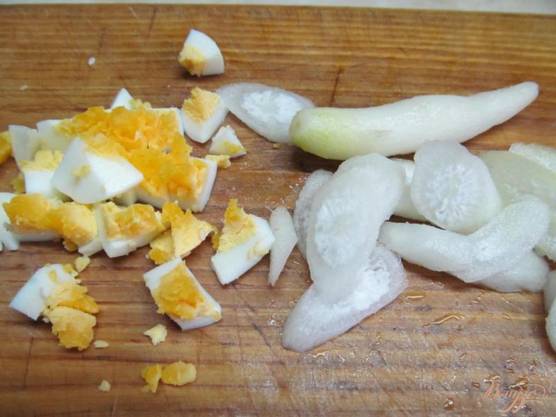 Фото приготовление рецепта: Салат из краснокочанной капусты с яйцом и ростками пшеницы шаг №1