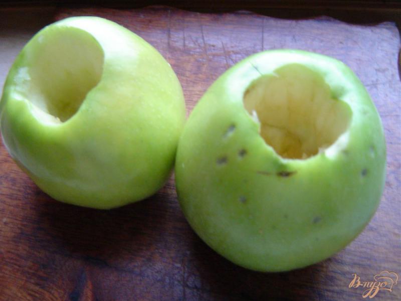 Фото приготовление рецепта: Яблоки, запеченные с орехами и вяленой вишней шаг №1