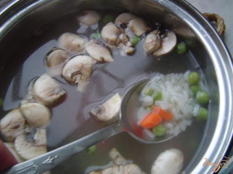 Фото приготовление рецепта: Рисовый суп с овощами и грибами шаг №4
