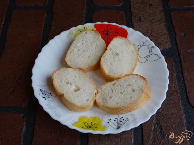 Фото приготовление рецепта: Горячие бутерброды с грибами и двумя сырами шаг №2