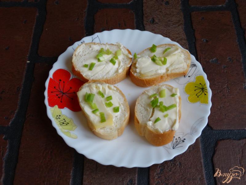 Фото приготовление рецепта: Горячие бутерброды с грибами и двумя сырами шаг №4