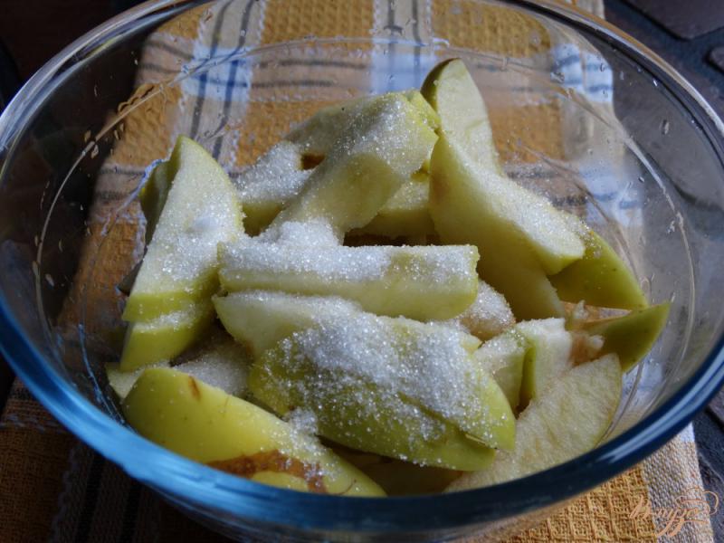 Фото приготовление рецепта: Шарлотка на кефире с яблоками шаг №10