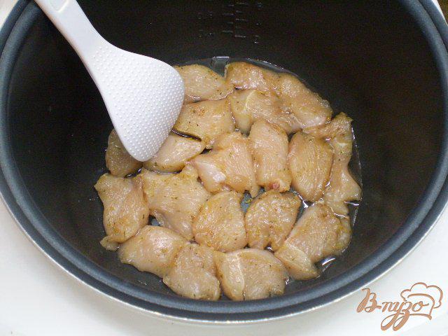 Фото приготовление рецепта: Куриное филе пропитанное кефиром шаг №4