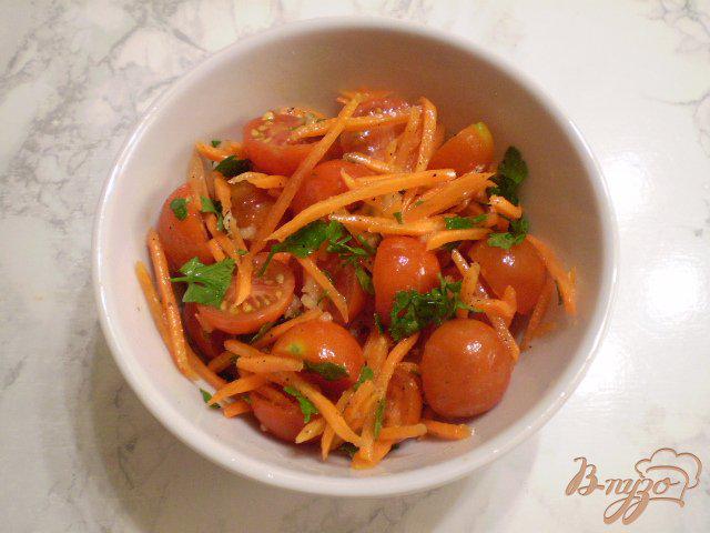 Фото приготовление рецепта: Помидоры черри с морковью и зеленью шаг №4
