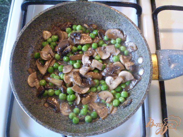 Фото приготовление рецепта: Запеканка с грибами и зеленым горошком шаг №3