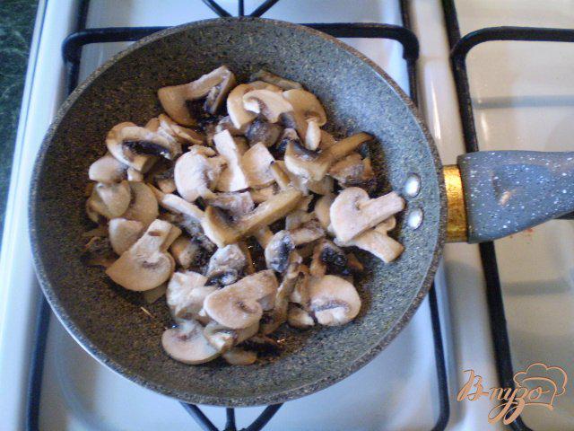 Фото приготовление рецепта: Запеканка с грибами и зеленым горошком шаг №2
