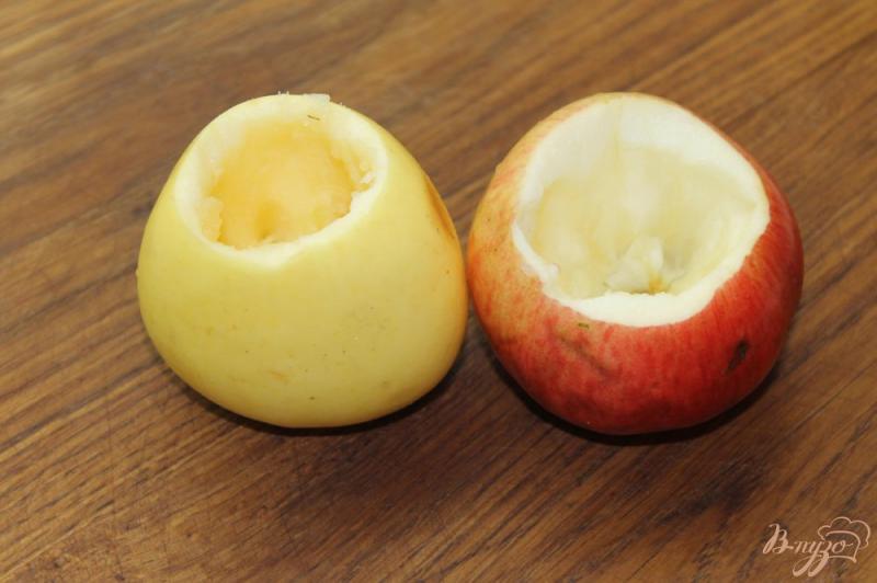 Фото приготовление рецепта: Запеченное яблоко с творогом и медом шаг №2