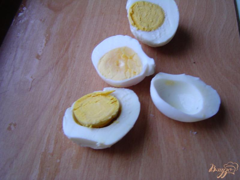 Фото приготовление рецепта: Яйца,фаршированные тунцом и зеленым луком шаг №1