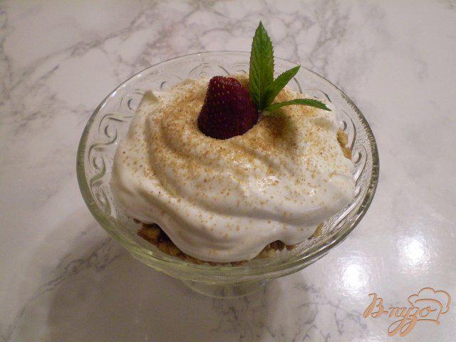 Фото приготовление рецепта: Десерт сметанный с клубникой и печеньем шаг №9