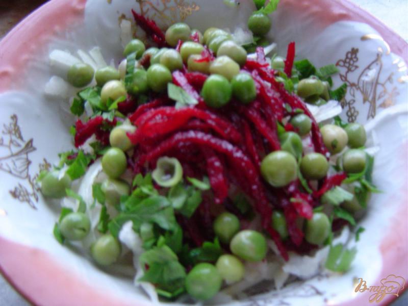 Фото приготовление рецепта: Салат из редьки,свеклы и зеленого горошка шаг №3