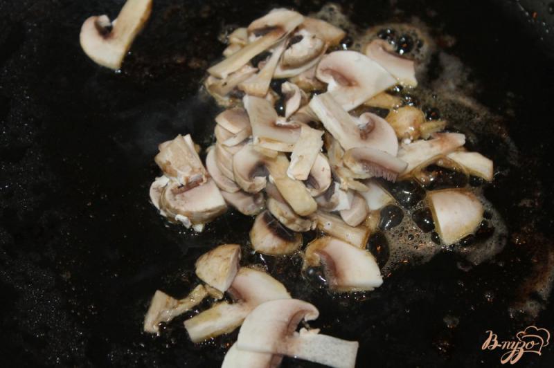 Фото приготовление рецепта: Свиные отбивные с грибами и помидорами под сыром шаг №5