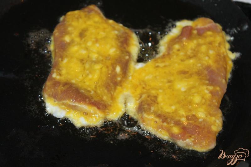 Фото приготовление рецепта: Свиные отбивные с грибами и помидорами под сыром шаг №4