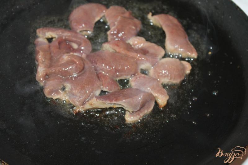 Фото приготовление рецепта: Свиная печень тушенная с помидорами и перцем болгарским шаг №2