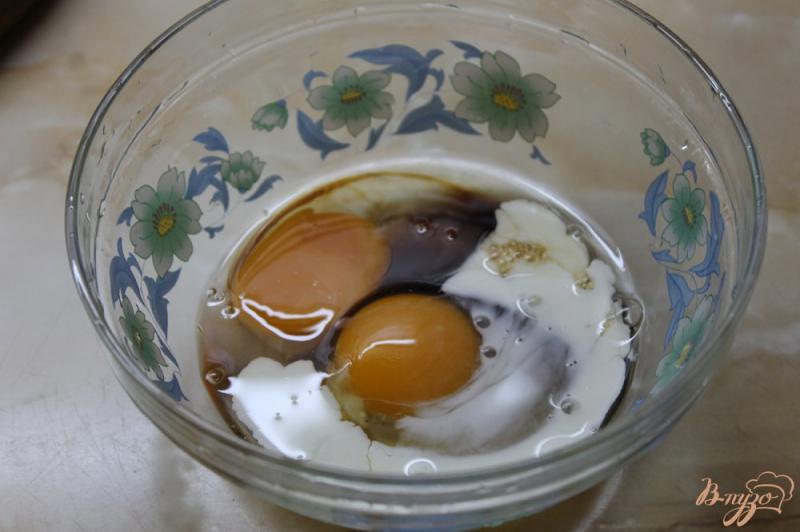 Фото приготовление рецепта: Салат с омлетом и отварной курицей шаг №2