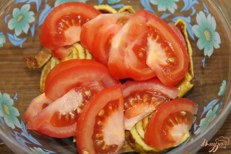 Фото приготовление рецепта: Салат с омлетом и отварной курицей шаг №5