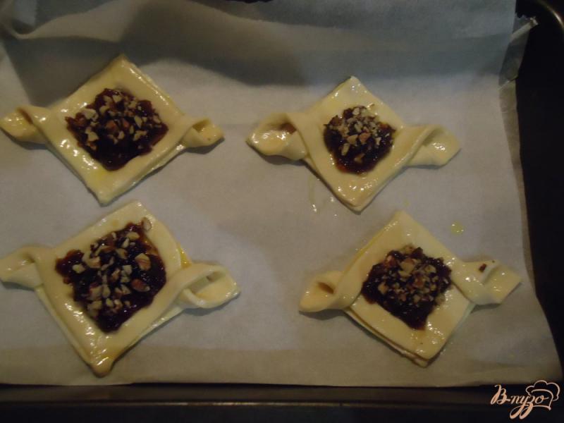 Фото приготовление рецепта: Фигурные слойки с вишневым джемом и орехами шаг №6