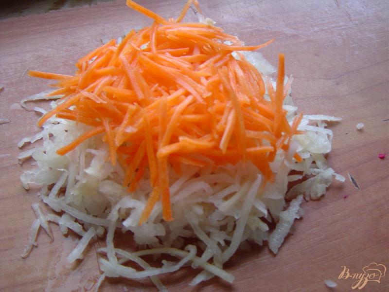 Фото приготовление рецепта: Салат с морковью, редькой и фаслью шаг №2