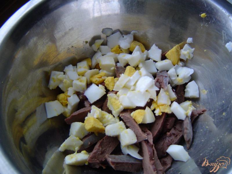 Фото приготовление рецепта: Салат из свинного сердца, яйцами и луком шаг №2