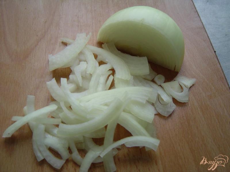 Фото приготовление рецепта: Салат из свинного сердца, яйцами и луком шаг №3